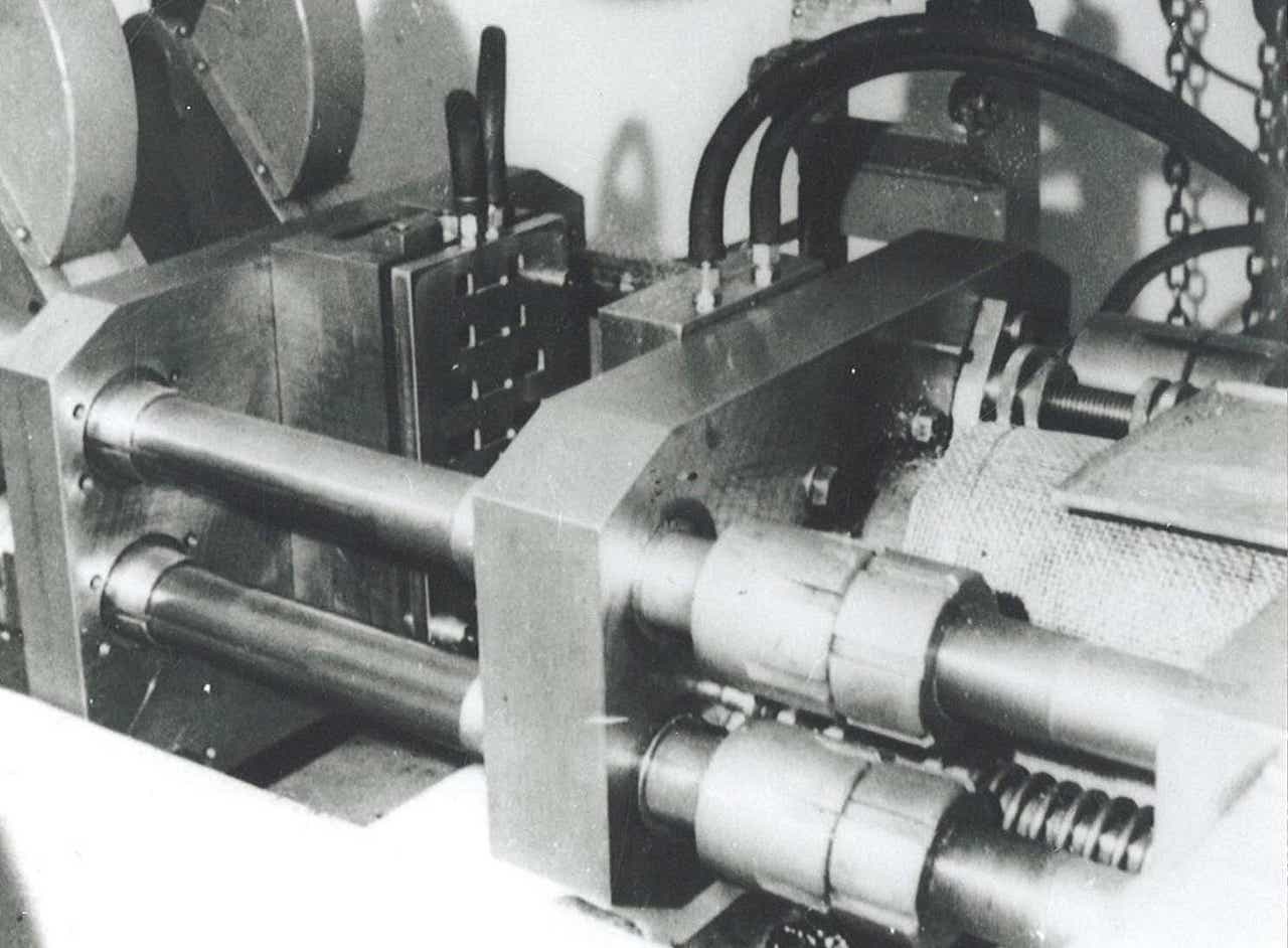 Image de machine pour mouler le plastique